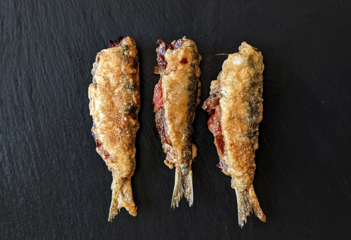 Tapas: Sardinas rebozadas con jamón y pimiento – sardinky plnené jamónom a paprikou – Jamon.sk