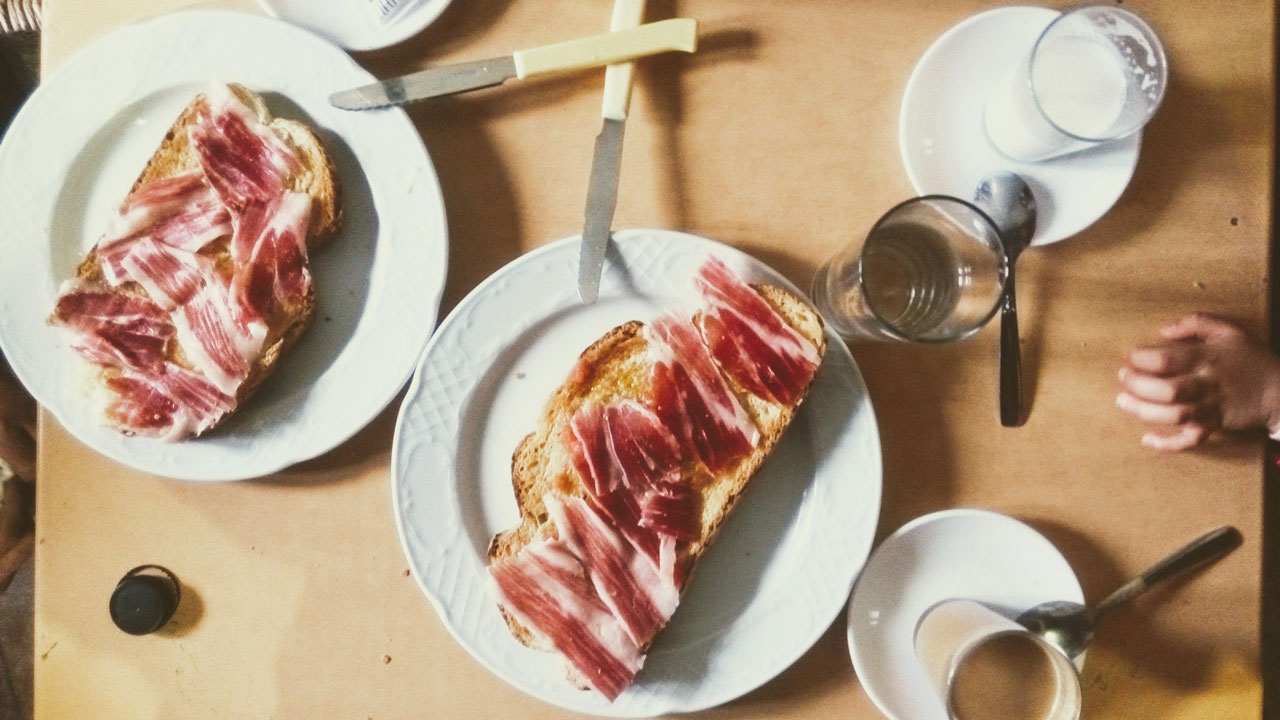 Španělská snídaně - tostada s jamónem